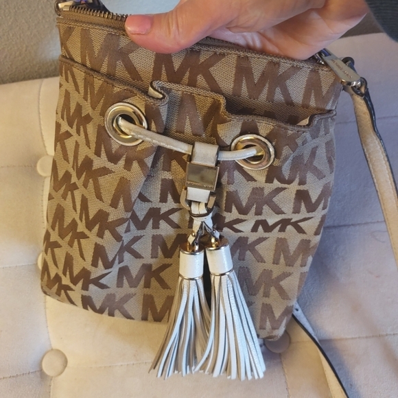 Michael Kors Camden Tassel Drawstring Crossbody Signature Jacquard Leath… - Picture 7 of 11